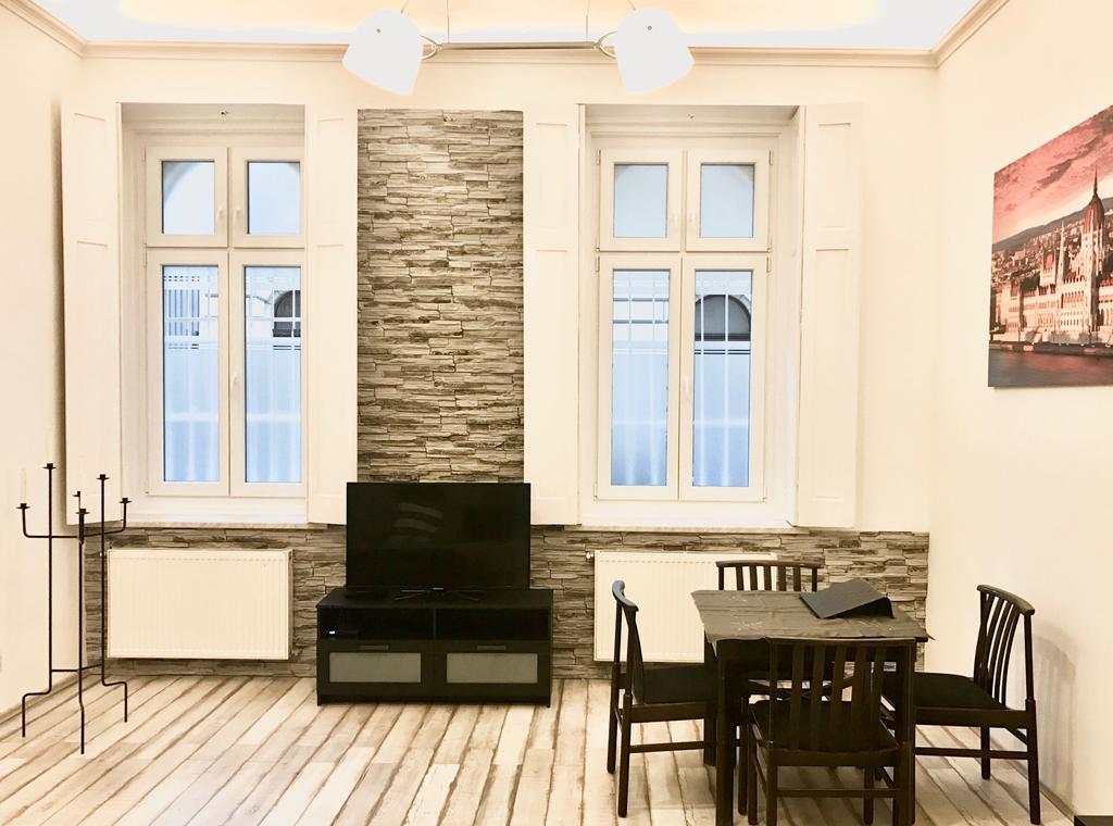 Homelike Luxury Flat On Gyulai Pal Budapest Bagian luar foto